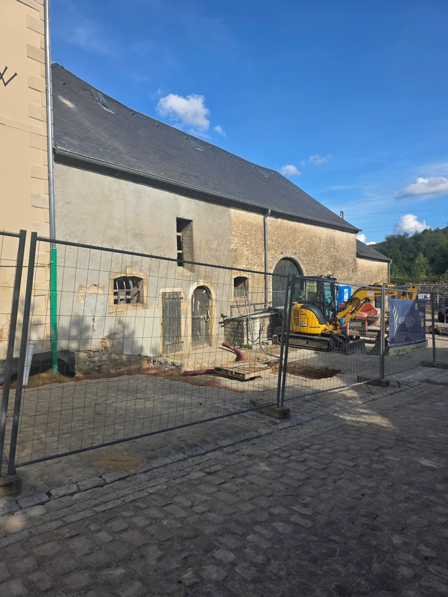 Alter Nebenbau mit Steinfassade und Schieferdach